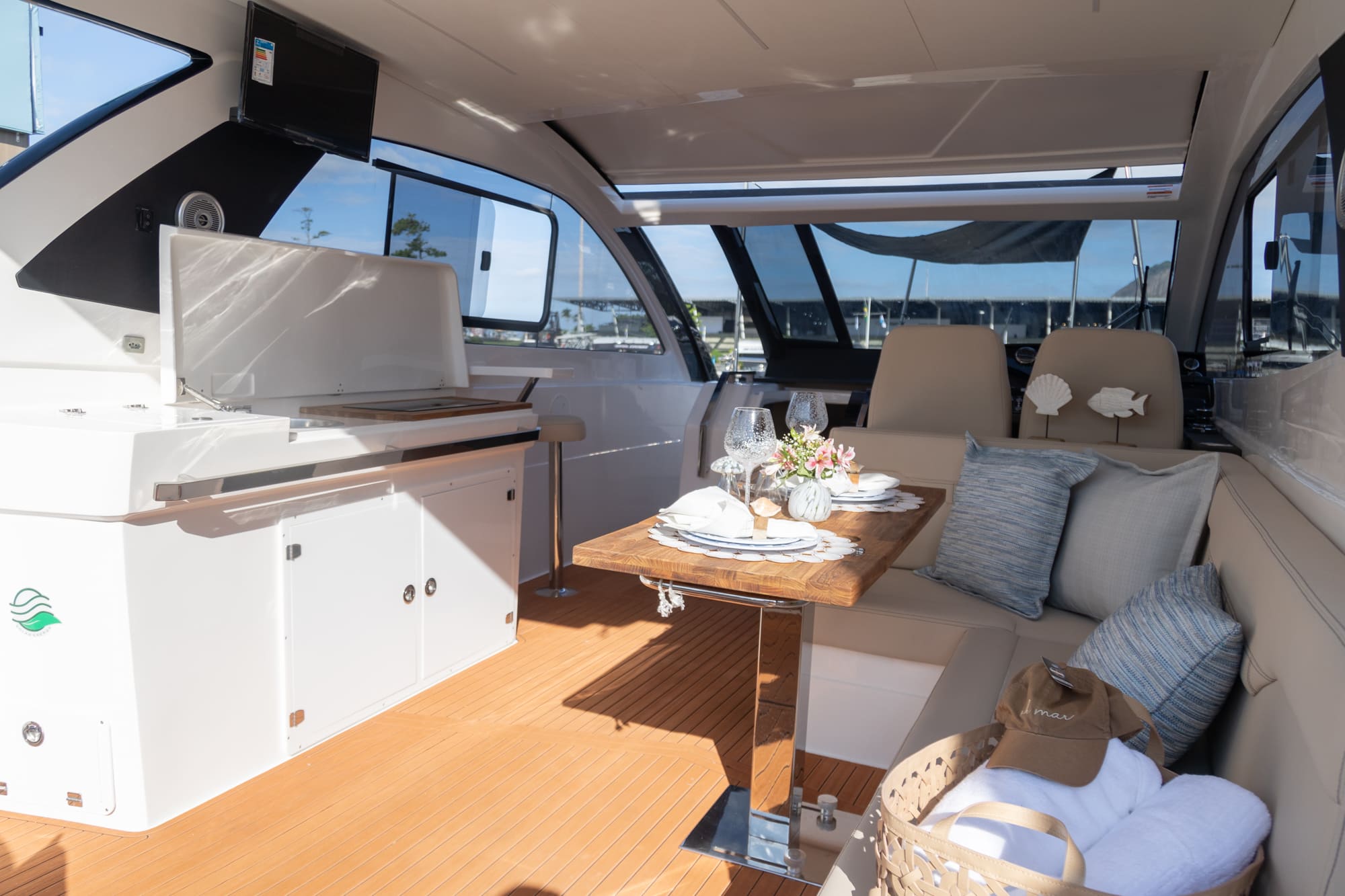 Solara 380 Bowrider: ambientes focados no day use 
